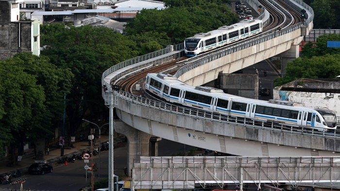 Kereta listrik ringan atau LRT Sumsel melintas di lintas LRT tengah Kota Palembang, Senin (11/11/2024).