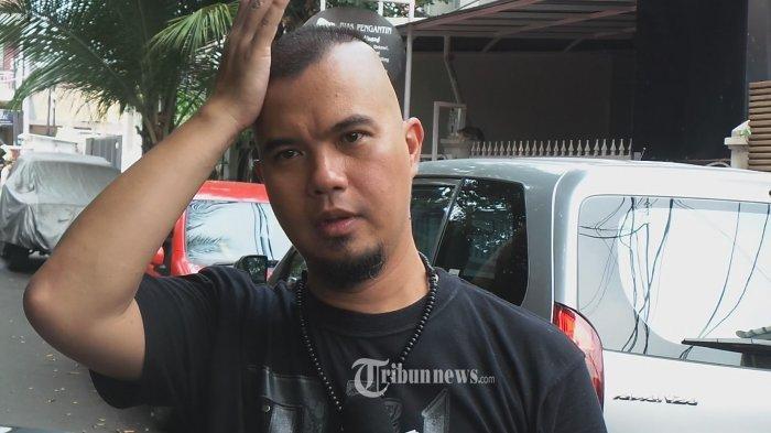 LITA GADING BERSETERU - Musisi, Dhani Ahmad Prasetyo (Ahmad Dhani) berbincang dengan para wartawan setelah menggelar konfrensi pers di Kediamannya, Jl. Pinang Emas III, Pondok Indah, Jakarta Selatan, Selasa (5/1/2016). Laporan Ahmad Dhani soal Putrinya Dibandingkan dengan Anak Gelandangan, Lita Gading Sindir KPAI