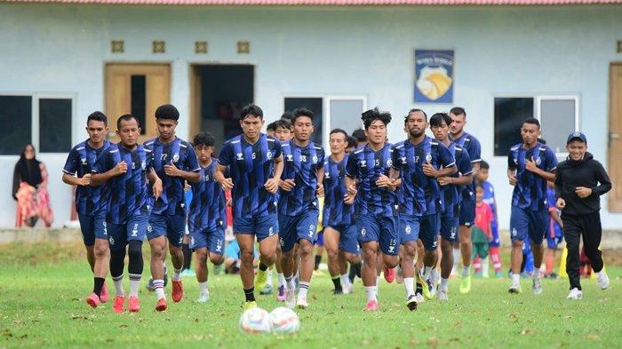 Tim Sriwijaya FC menggelar latihan di Lapangan AURI Lanud Tabing Padang Sumbar, Jumat (24/11/2023) sore.