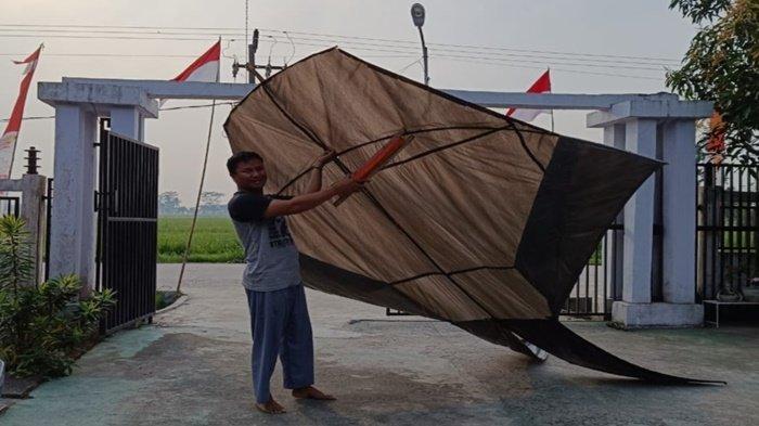 Layangan raksasa yang akan dinaikan warga, menjadi perhatian dari Tim PLN agar tidak menaikan layangan dekat dengan kabel listrik