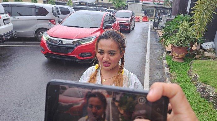 Tiktokers Lina Mukherjee, tersangka penistaan agama usai tes kejiwaan atau tes psikologi di RS Bayangkara Moch Hasan Palembang, Kamis (8/6/2023).