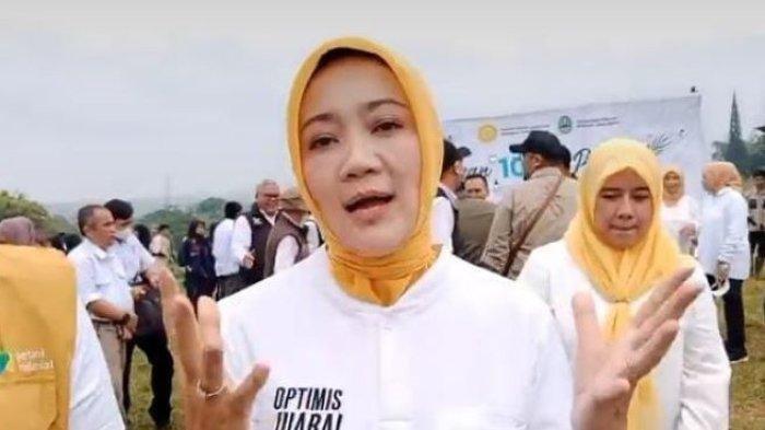 LISA NGAKU SALAH - Atalia Praratya Kamil saat mengunjungi UPTD Balai Pengembangan Benih Hortikultura dan Aneka Tanaman, di Hegarmanah, Jatinangor, Sumedang, Rabu (1/2/2023). Lisa Mariana nangis minta maaf, Atalia tegas bakal lepaskan Ridwan Kamil tak toleransi diselingkuhi