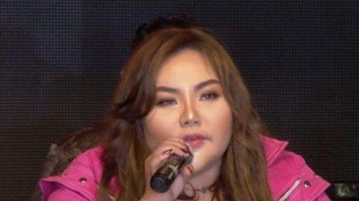 JUMPA PERS - Lisa Mariana menggelar jumpa pers didampingi kuasa hukumnya, di kawasan Kelapa Gading, Jakarta Utara, Jumat (11/4/2025). Akhirnya Lisa Mariana sebut hubungan dengan Ravelino