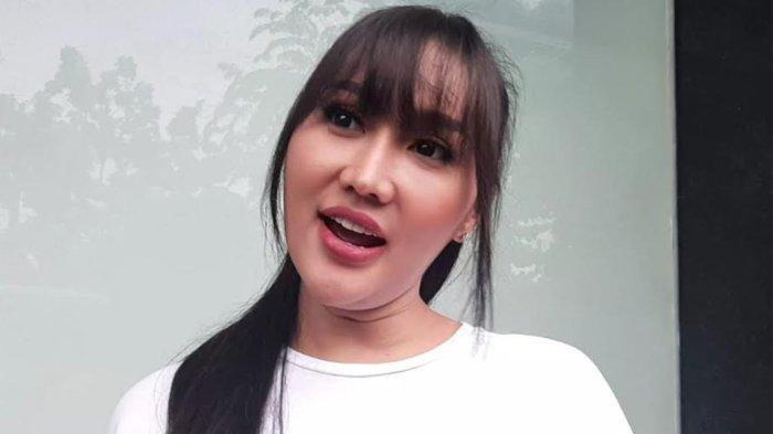 LUCINTA LUNA SHOLAT - Lucinta Luna cerita soal aksinya jadi Muhammad Fatah saat ditemui di kawasan Lebak Bulus, Jakarta Selatan. Penampilannya selalu jadi gunjingan, Lucinta Luna akui Sholat Ied di rumah