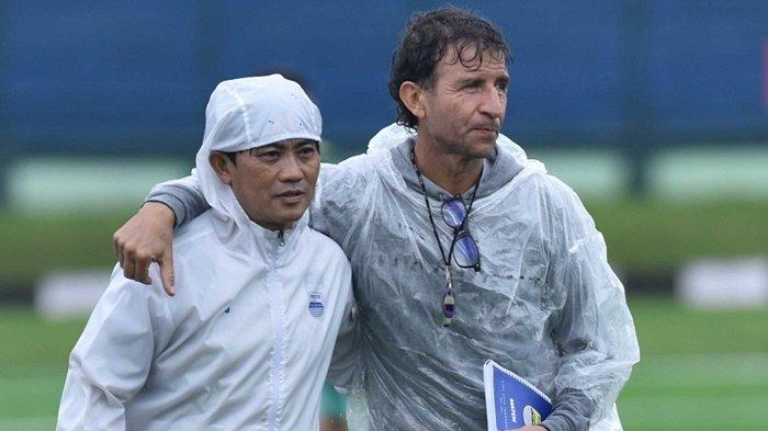 Mantan pelatih Persib Bandung, Luis Milla (kanan) bersama pelatih fisik, Yaya Sunarya (kiri) yang kini jadi pelatih sementara, Minggu (16/7/2023).