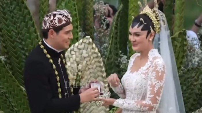 LUNA MAYA : Tangkapan layar dari Youtube TS Media Jumat (9/5/2025) - Luna Maya ngaku tua menikah saat 41 tahun, Maxime puji istrinya