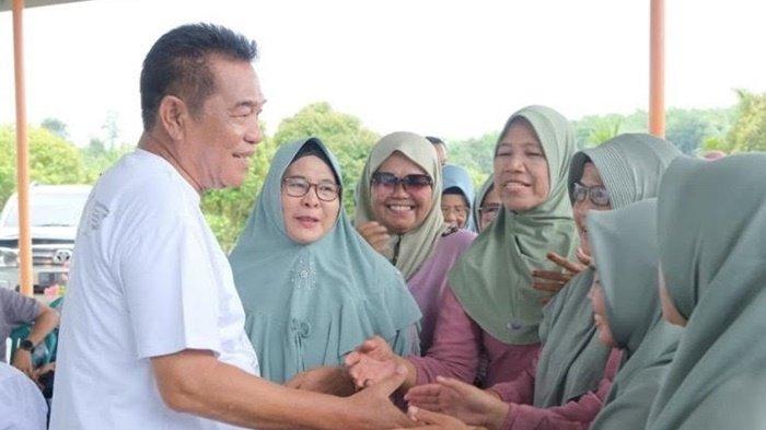 Calon Bupati Muba H Toha Tohet ketika melakukan silaturahmi dengan masyarakat di kediaman pribadinya.