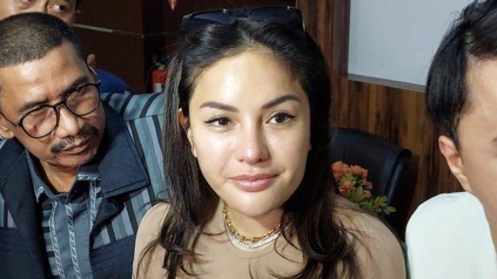 MANTAN PACAR NIKITA - Pemain film Nikita Mirzani setelah menjalani pemeriksaan tambahan terkait laporannya terhadap Vadel Badjideh di Polres Metro Jakarta Selatan, Rabu (30/10/2024). Mantan Pacar Terakhir Nikita Mirzani Sebelum Ngaku Hamil 3 Bulan di Luar Nikah.