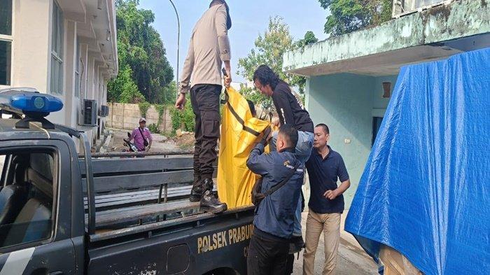 Pihak kepolisian melakukan evakuasi kepada korban tewas ditabrak kereta api di Jalan Baru RT 005 RW 001 Kelurahan Sukajadi Kecamatan Prabumulih Timur Kota Prabumulih, Selasa (12/11/2024)