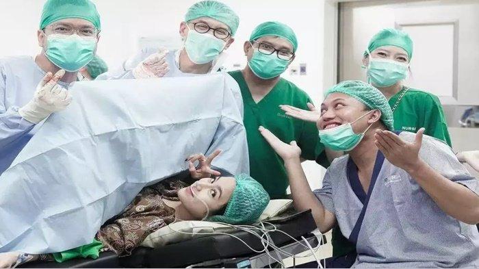 MAHALINI MELAHIRKAN. Foto kebahagiaan Mahalini dan Rizky Febian menyambut anak pertamanya yang lahir pada Sabtu (!5/2/2025). Mahalini Melahirkan Anak Pertama Perempuan, Firasat Sule Terbukti Benar, Iky Bahagia.