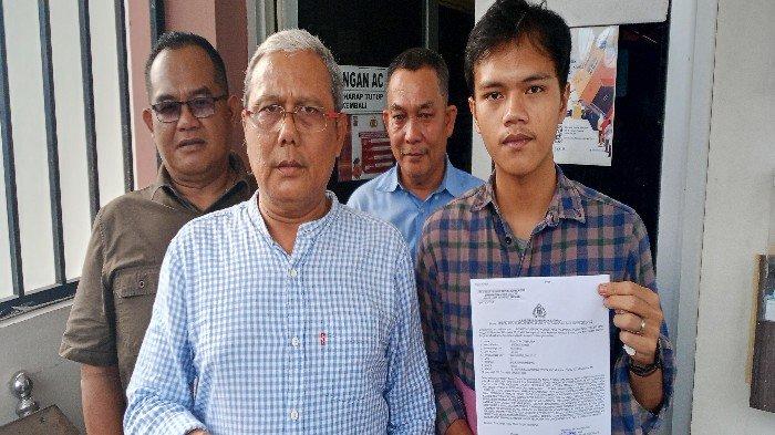 Ketua Umum Mahasiswa Pecinta Alam (Mapala) Fakultas Hukum Universitas Muhammadiyah Palembang, Irvansyah Dwi Putra melaporkan dekannya ke Polrestabes Palembang, Senin (9/12/2024).