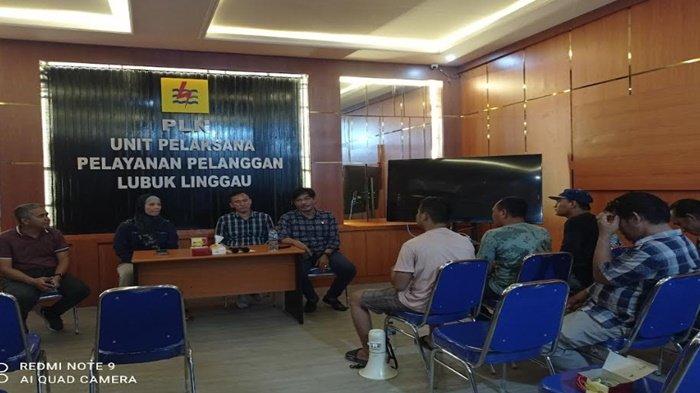 Manager PLN UP3 Lubuklinggau, Hamdatul Rovikoh saat memberikan keterangan pada wartawan di Lubuklinggau.