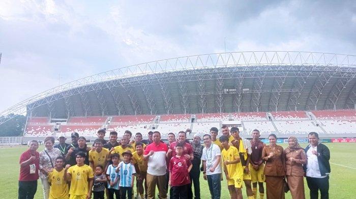 Manajer Tim Sriwijaya FC H Hendriansyah ST MSi, Pj Gubernur Sumatera Selatan Dr Agus Fatoni diwakili Kadispora Sumsel H Rudi Irawan SSos MSi, Dirut RSUD Siti Fatimah Az-Zahra Provinsi Sumatera Selatan dr. Syamsuddin Isaac Suryamanggala, Sp.OG, berfoto bareng tim Sriwijaya FC usai menundukkan Sada Sumut FC dengan skor 3-1 di Stadion Gelora Sriwijaya Jakabaring Palembang, Selasa (16/1/2024).