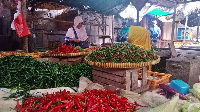 Markonah (43), salah seorang pedagang cabai di Pasar Tradisional Saka Selabung Muaradua, OKU Selatan, Selasa (7/11/2023).
