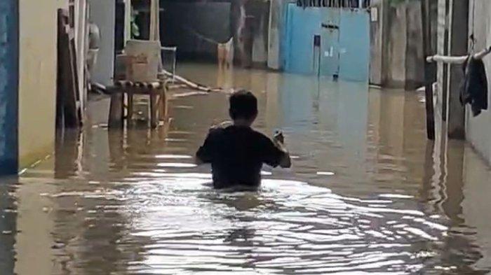 Sebanyak 150 rumah warga di Kampung Lebak, RT 6 dan RT 7/RW 002, Kelurahan Teluk Pucung, Bekasi Utara, Kota Bekasi, terendam banjir luapan air Kali Bekasi pada Senin (3/3/2025). Masih belum surut, korban banjir Bekasi capai 11.000 jiwa