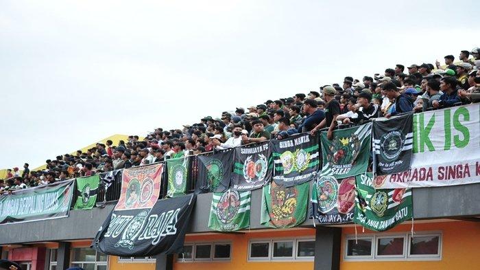 Massa supporter Singa Mania memberikan dukungan di atas tribun Stadion Atletik 1 Jakabaring Sport City Palembang pada laga kedua Liga 2 grup A wilayah Barat SFC bermain imbang 2-2 atas SPFC, Senin (5/9/2022) sore.