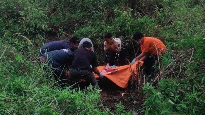 MAYAT TANPA BAJU - Sesosok mayat laki-laki bertubuh gempal ditemukan dalam keadaan tanpa memakai baju dan celana pendek sudah membusuk di bawah jembatan ruas jalan tol Pematang Panggang - Kayuagung (PPKA) tepatnya di kilometer (KM) 326 pada Minggu (11/5/2025) sore.