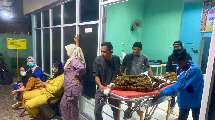 Polisi membawa mayat yang tergeletak di pinggir Jalintim Palembang-Kayuagung ke Puskesmas Tanjung Raja, Selasa (12/11/2024) dinihari.
