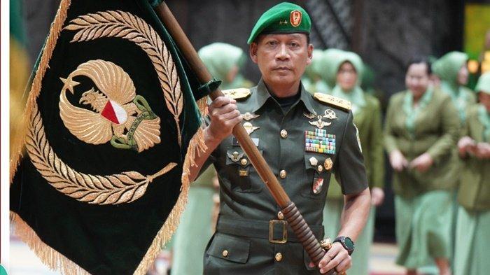 Pangdam III/Siliwangi, Mayjen TNI Mohammad Fadjar, yang dipromosikan Panglima TNI Jenderal Agus Subiyanto dari jenderal bintang dua menjadi Jenderal Bintang Tiga.