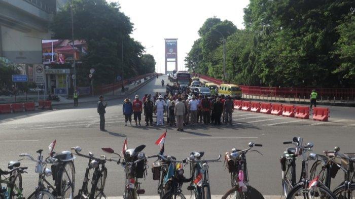 Komunitas Sepeda Tua Indonesia (Kosti) Sumsel menggelar acara mengheningkan cipta para arwah para pahlawan Indonesia yang telah gugur dalam memperjuangkan kemerdekaan RI dalam rangka memperingati Hari Pahlawan, di pangkal Jembatan Ampera Bundaran Air Mancur, Minggu (10/11/2024).