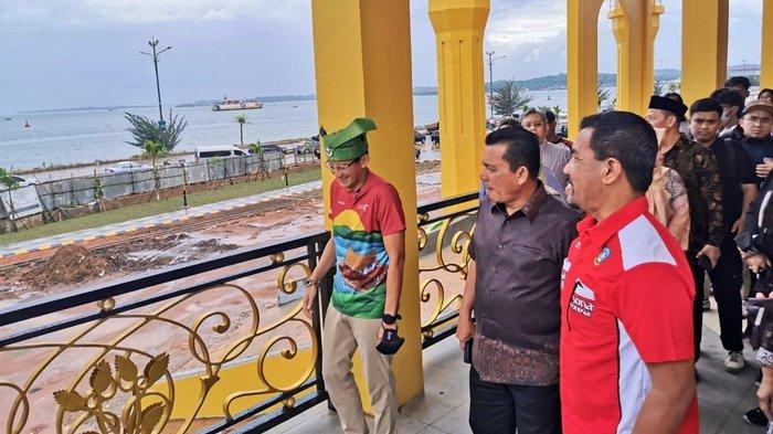 Menteri Pariwisata dan Ekonomi Kreatif (Menparekraf), Sandiaga Uno, didampingi Gubernur Kepri, Ansar Ahmad, meninjau lahan pembangunan Sentra Kreatif Indonesia (SKI) di Kawasan Gurindam 12, Kota Tanjungpinang, Minggu (31/12/2023).
