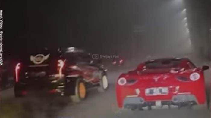 Mobil Ferrari Diduga Balap Liar Mobil Pajero di Palembang.