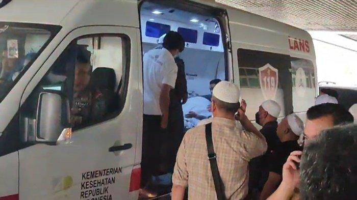 Mobil jenazah yang membawa Habib Mahdi saat di RSUD Siti Fatimah Az-Zahra, Senin (16/10/2023)