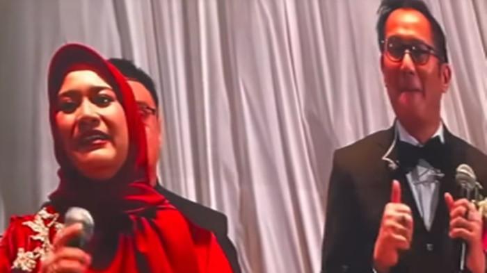 Momen Ikke Nurjanah berdampingan dengan Aldi Bragi