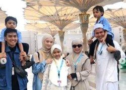 Momen kedekatan Hendra Zayn (baju biru) dengan Inara Rusli serta anak-anaknya saat menjalani ibadah umroh beberapa waktu lalu.