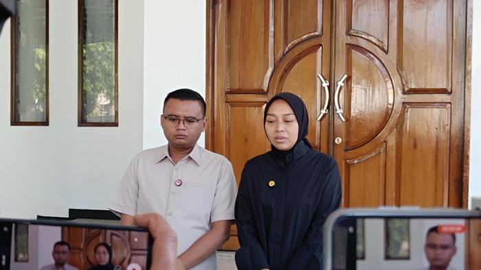 BERI PENJELASAN - Maula Akbar dan Wakil Bupati Garut Putri Karlina memberikan keterangan kepada wartawan di rumah dinas wakil bupati, Jalan Patriot, Kabupaten Garut, Jawa Barat, Sabtu (19/7/2025).