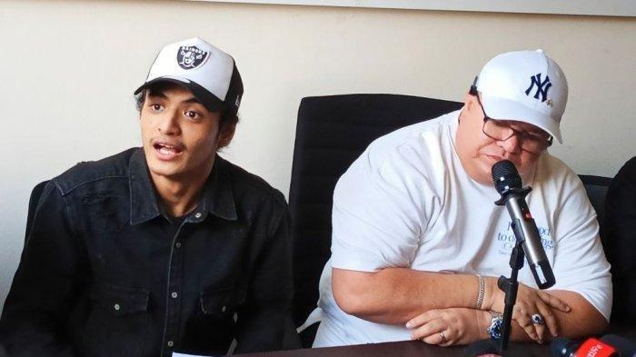 VADEL TAK DITAHAN -- Vadel Badjideh dalam jumpa persnya di kawasan Kuningan, Jakarta Selatan, Jumat (20/9/2024).. Nikita Mirzani Kurang Bukti, Alasan Vadel Badjideh Lama tak Ditahan Dikuak