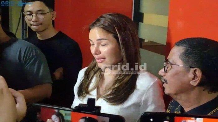 NIKITA DITAHAN - Nikita Mirzani saat ditemui di Polres Jakarta Selatan, Rabu (12/1/2025). Dijerat 2 pasal, Nikita Mirzani dan Mail ditahan 20 hari kedepan