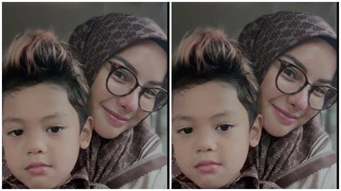 Di tengah laporannya terkait kasus Laura Meizani alias Lolly, Nikita Mirzani memutuskan bertolak ke Tanah Suci pada Selasa, 15 Oktober 2024.