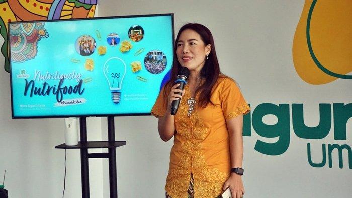 Nina Agustriana, Head of Division Area Marketing Nutrifood saat memberikan materi dengan tema Culture, Organizational Development & Marketing.