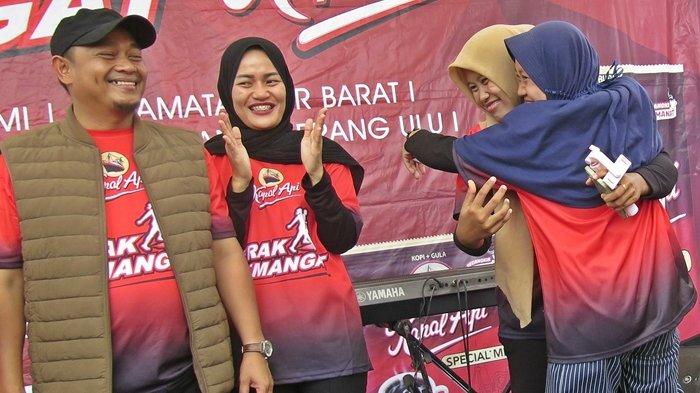 Nova Eka Saputri, peserta Jalan Sehat Gelegar Langkah Sriwijaya Post dan Gerak Semangat Kapal Api kegirangan mendapat hadiah doorprize utama berupa sepeda motor listrik, Minggu (12/11/2023).