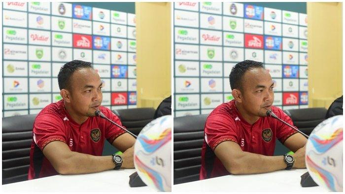 Asisten Pelatih Sriwijaya FC Oktavianus pada Pre Match Conference di Stadion Gelora Sriwijaya Jakabaring Palembang, Sabtu (18/11/2023).