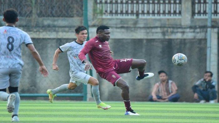 Stoper naturalisasi asal Nigeria, Godstime Ouseloka Egwuatu alias Olisa berstatus trial memperkuat Sriwijaya FC mencoba memperrahan bola dari winger Kalteng Putra asal Muba Yogi Rahadian saat laga ujicoba menghadapi Kalteng Putra dengan skor 0-0 di Lapangan DM Sport Tangerang, Selasa (8/8/2023) sore