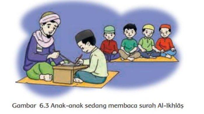 Anak-anak sedang membaca surah Al-Ikhlas