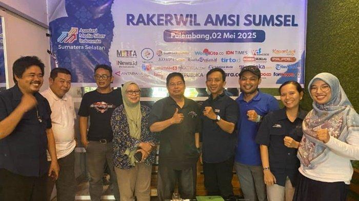 FOTO BERSAMA - Para pengurus Assosiasi Media Siber Indonesia (AMSI) Sumatera Selatan (Sumsel) foto bersama usai Rapat Kerja Wilayah (Rakerwil) di Kafe Ngupi Day Palembang, Jumat (2/5/2025).