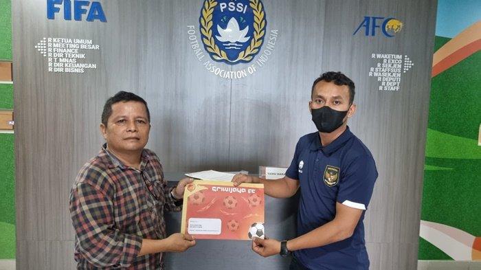 Sekretaris Perusahaan PT SOM Faisal Mursyid SH resmi menyerahkan Surat Permohonan Peninjauan Kembali (PK) Sriwijaya FC kepada Ketua Umum PSSI ke Kantor PSSI di GBK Arena Senayan, Jumat (10/11/2023) Pukul 14.20.