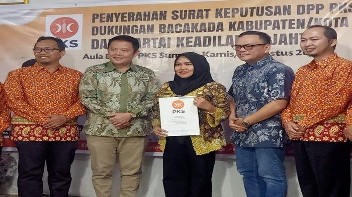 Pasangan Bakal Calon (Balon) Walikota dan Wakil Walikota Pagar Alam Hj. Hepy Safriani dan Efsi saat menerima surat rekom dari Partai Keadilan Sejahtera (PKS), Kamis (1/8/2024).