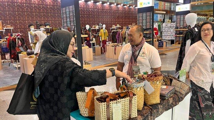 PLN memiliki komitmen dan perhatian yang besar dalam mendorong produktivitas UMKM melalui program Tanggung Jawab Sosial dan Lingkungan dengan prinsip ESG (Environmental, Social, and Development) dan SDG’s (Sustainable Development Goals).