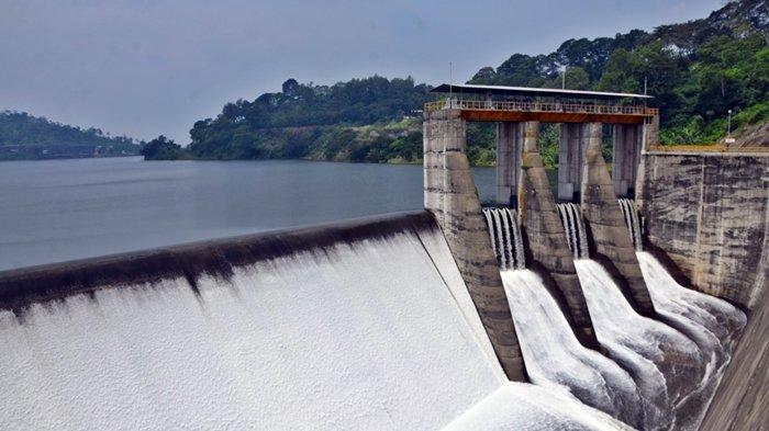 PLN menggandeng ACWA Power, perusahaan energi asal Arab Saudi untuk mengembangkan PLTS Terapung di Danau Singkarak, Sumatera Barat dan di Waduk Saguling, Jawa Barat.