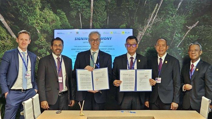 PLN menggandeng ACWA Power, perusahaan energi asal Arab Saudi untuk mengembangkan PLTS Terapung di Danau Singkarak, Sumatera Barat dan di Waduk Saguling, Jawa Barat.