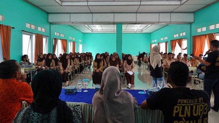 PLN Unit Pelaksana Pelayanan Pelanggan (UP3) Ogan Ilir Unit Layanan Pelanggan (ULP) Indralaya menggelar program PLN Mobile Goes to School, di Sekolah Menengah Kejuruan Negeri (SMKN) 1 Indralaya Selatan, Kamis (18/1/2024).