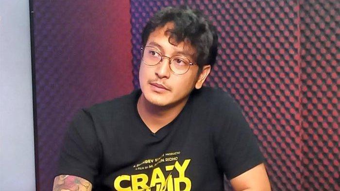 PROFIL DIMAS ANGGARA - Dimas Anggara saat berbincang di kantor redaksi Warta Kota (Tribunnews.com Network), di kawasan Jakarta Pusat, Jumat (7/10/2022). Berikut profil Dimas Anggara, suami Nadine Chandrawinata jadi sorotan usai diduga tampar Kiesha Alvaro.