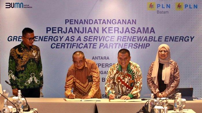 PT PLN (Persero) dengan PLN Batam telah menandatangani Perjanjian Kerja Sama (PKS) terkait Green Energy as a Service: Renewable Energy Certificate Partnership yang dilakukan oleh Executive Vice President (EVP) Penjualan dan Pelayanan Pelanggan Enterprise PLN Nayusrizal dengan Direktur Utama PLN Batam M. Irwansyah Putra dan disaksikan langsung oleh Direktur Retail dan Niaga PLN Edi Srimulyanti, di Jakarta, Jumat (8/12/2023).