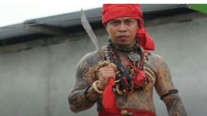 Pasukan Merah Tariu Borneo Bangkule Rajakng (TBBR) yang dipimpin oleh Pengalangok Jilah atau Panglima Besar Agustinus.