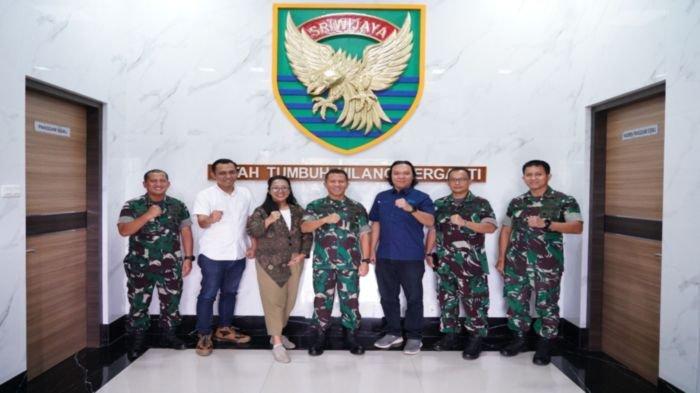 Panglima Kodam (Pangdam) II Sriwijaya Mayjen TNI Yuniar Adil (tengah) didampingi Kapendam II Sriwijaya Kolonel Arh Saptarendra Prasada, S.T., M.M., Asisten Inteligen Kolonel Inf Ganiahardi dan Asisten Teritorial Kolonel Kav Zubaedi, S.Sos.,M.M, bersama jajaran pimpinan Sripo dan Tribun Sumsel yakni Pemred Yudie Thirzano, Wapemred Prawira Maulana dan GM Business Ririen Kusumawardani, Kamis (15/2/2024).