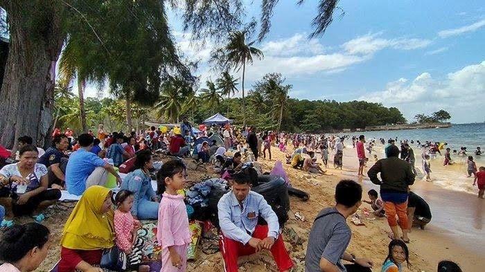 Pantai Tanjung Pinggir berhadapan langsung dengan gedung pencakar langit Singapura, khususnya Gedung Marina Bay.